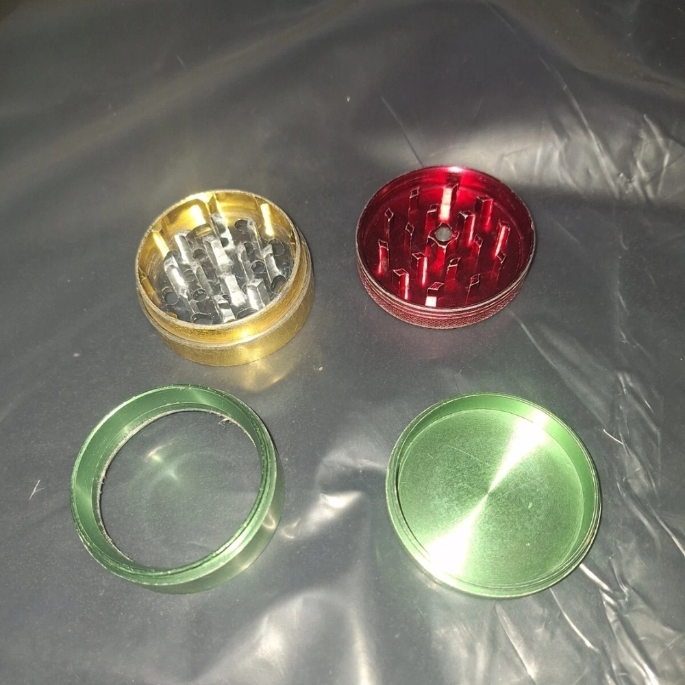 SHARPER Red and Gold Container - Picture 2 of 3